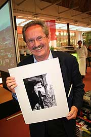 Verdrängt besser die Erinnerungen an die Fotoproduktion im Glockespiel hoch über dem Marienplatz: Münchens OB Christian Ude ist auch Autor im neuen München MERIAN (Foto: MartiN Schmitz)